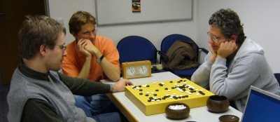 FJ und Robert bei der Analyse. Dahinter Bernd.(Foto: Gunnar Dickfeld)